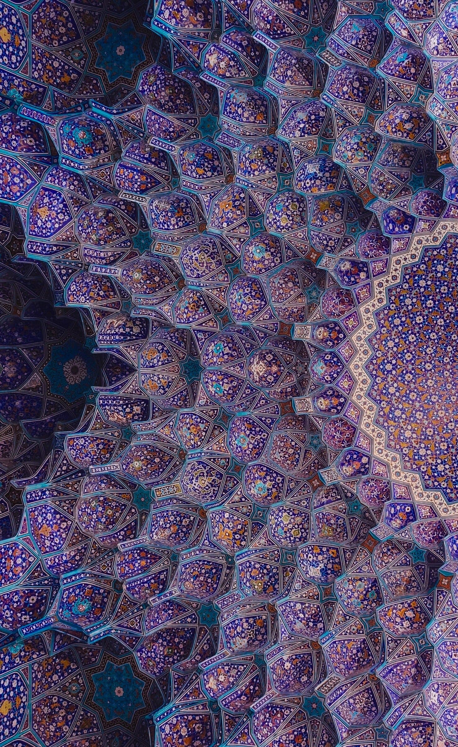 مقرنسکاری ظریف آبی و طلایی در معماری ایرانی