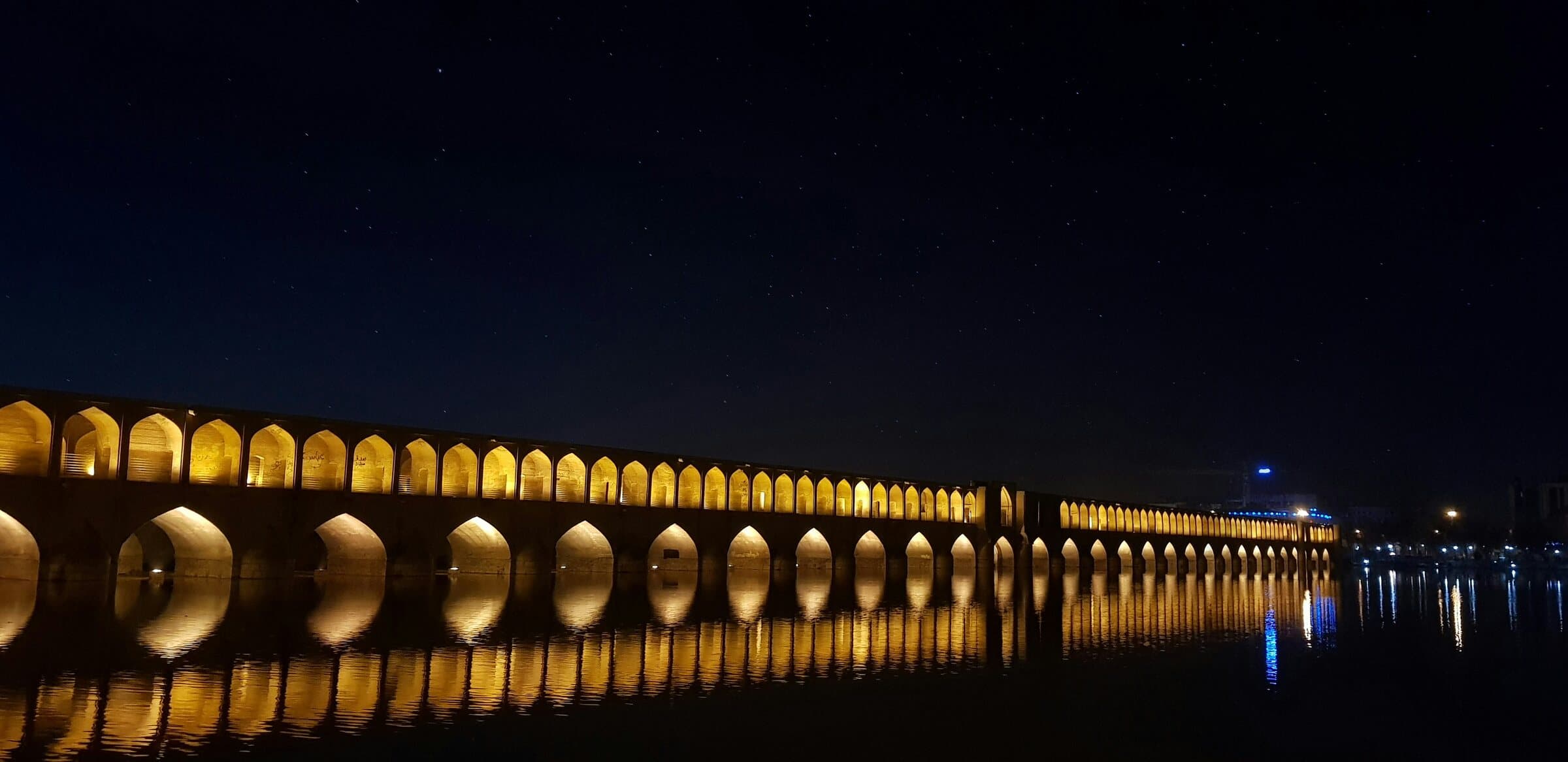 سیوسهپل روشن در شب
